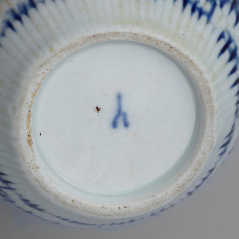 TEKANNA, porslin, Meissenliknande märke, 1800-tal.