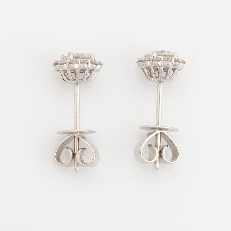 Örhängen med briljantslipade diamanter, totalt ca 0,82 ct.
