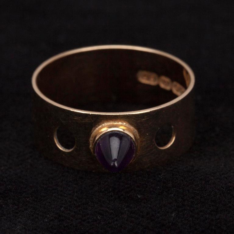 RING, guld 14K, cabochonslipad ametist. Kupittaan Kulta 1959. Vikt 4,2 g.