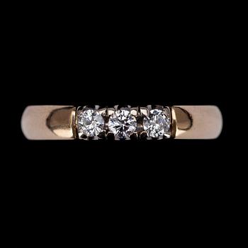 RING, guld 14K, 3 briljantslipade diamanter tot. ca 0,20 ct, finska stämplar 2006. Vikt 3,5 g.