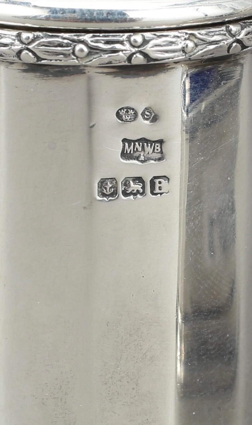 SENAPSBÄGARE, PEPPARSTRÖARE, SALTKAR, silver och glas. Birmingham, 1900-talets första kvartal. Silvervikt ca 120 gram.