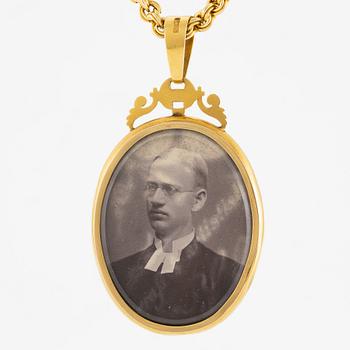 Medaljong 18K guld med pärlor med kedja 18K guld.