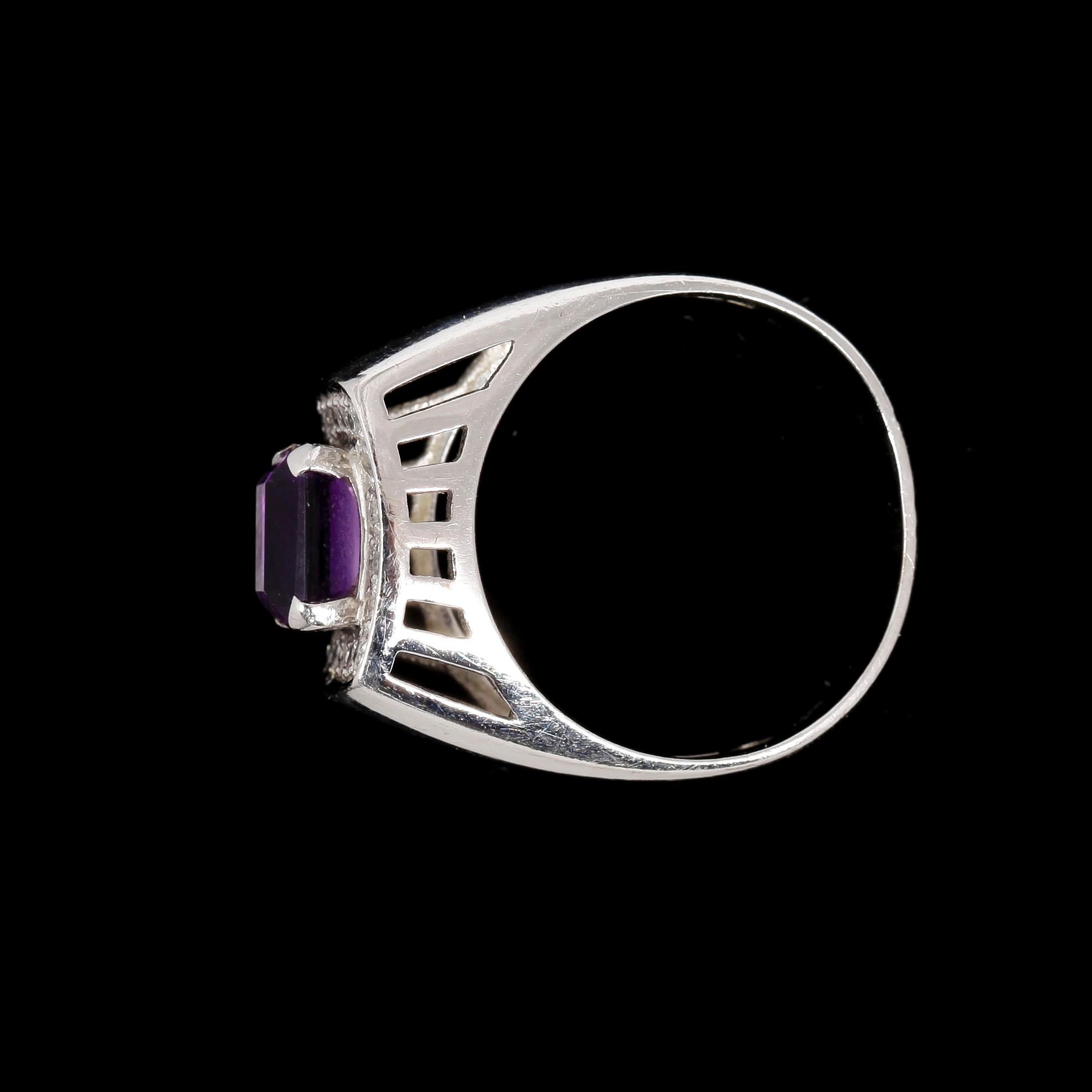 RING, 18k vitguld med briljantslipade diamanter tot ca0,23ct enl grav och ametist. 1985. Vikt 6,7g.
