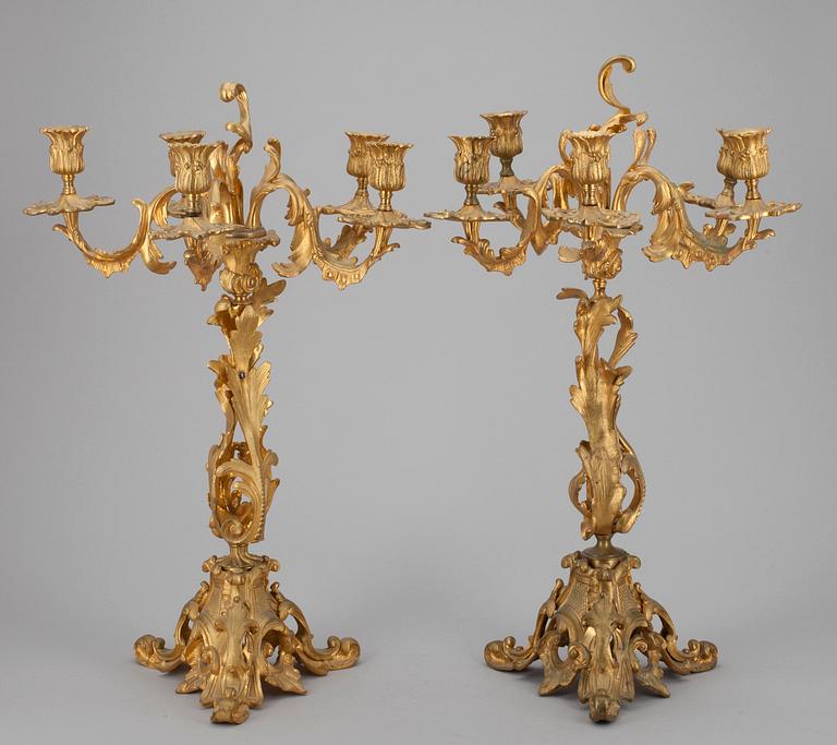 KANDELABRAR, ett par, förgylld brons, rokokostil, 1800-talets slut.