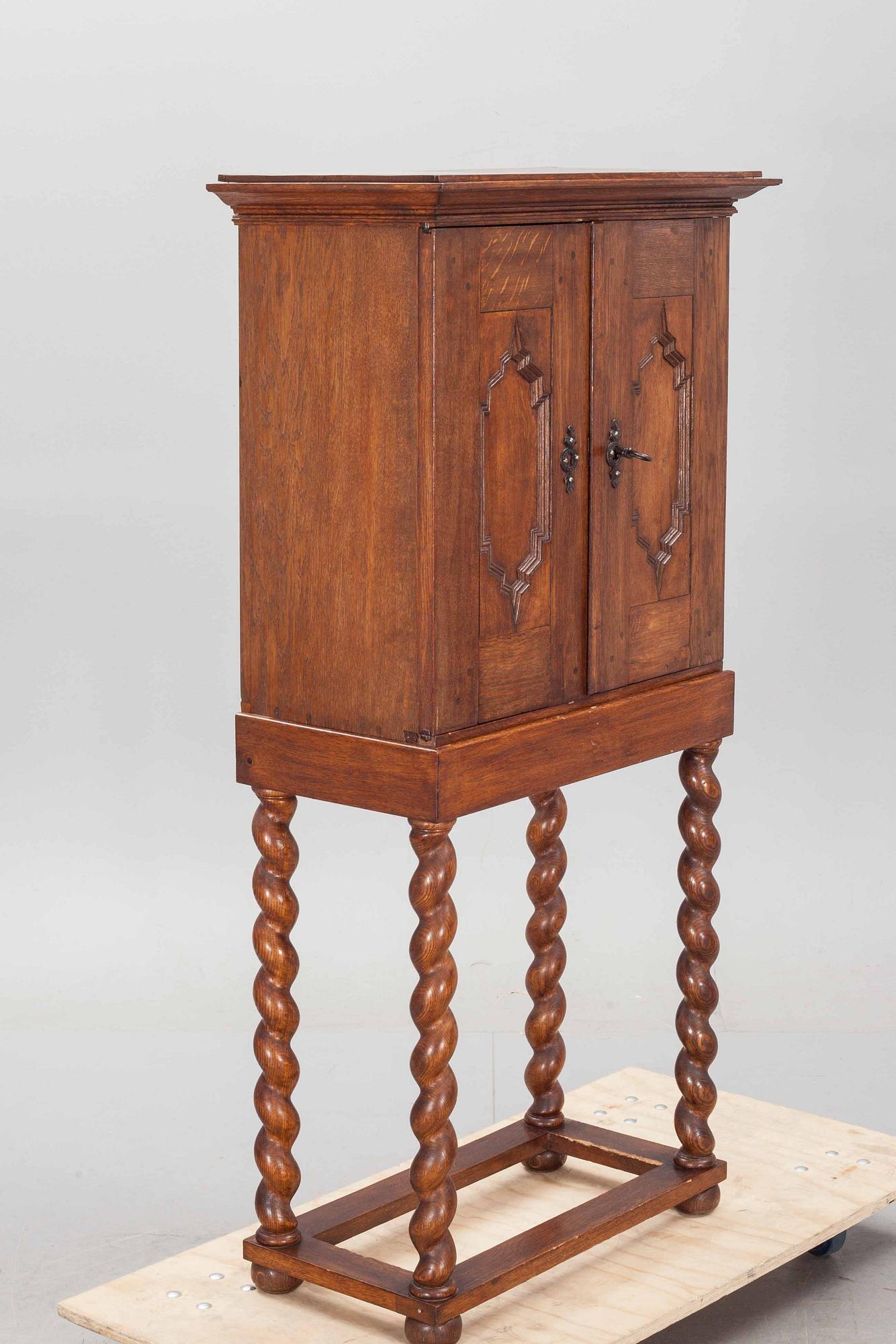 KABINETTSKÅP, barockstil, 1800-tal.