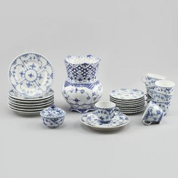 SERVISPORSLIN samt VAS, 18+1 delar, "Musselmalet", Royal Copenhagen, 1900-talets andra hälft.