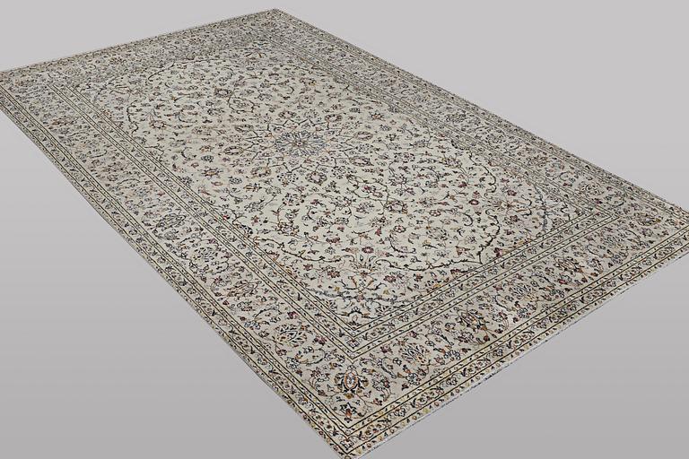 A carpet, Kashan, ca 328 x 205 cm.