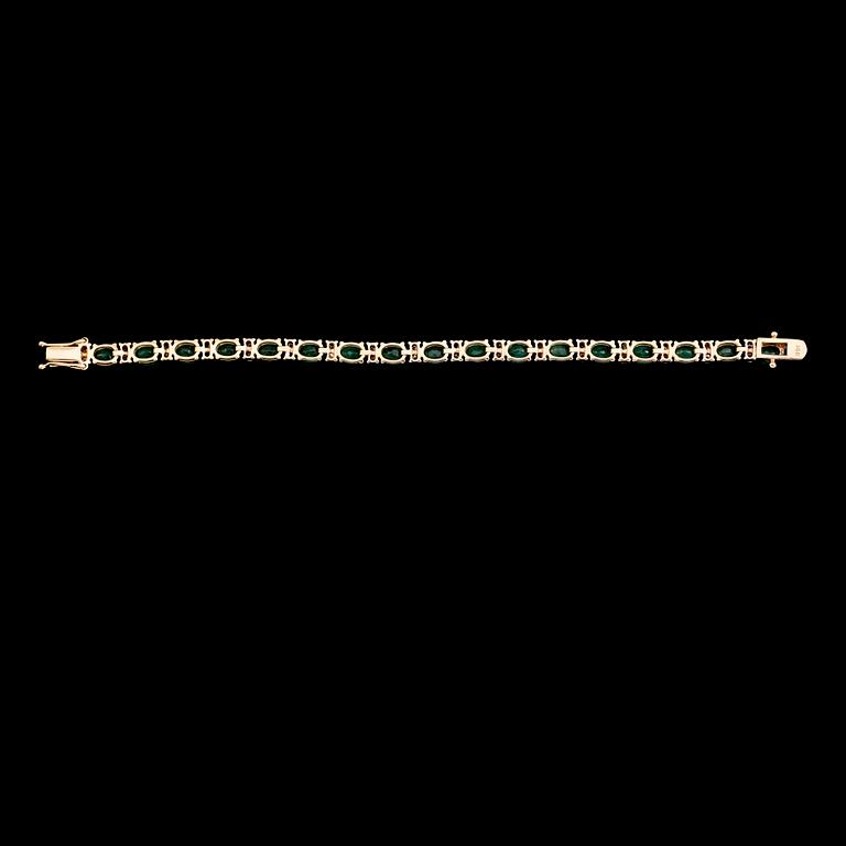 ARMBAND, 14 k guld, 17 smaragder tot ca 17.00 ct, briljantslipade diamanter tot ca 1.80 ct.