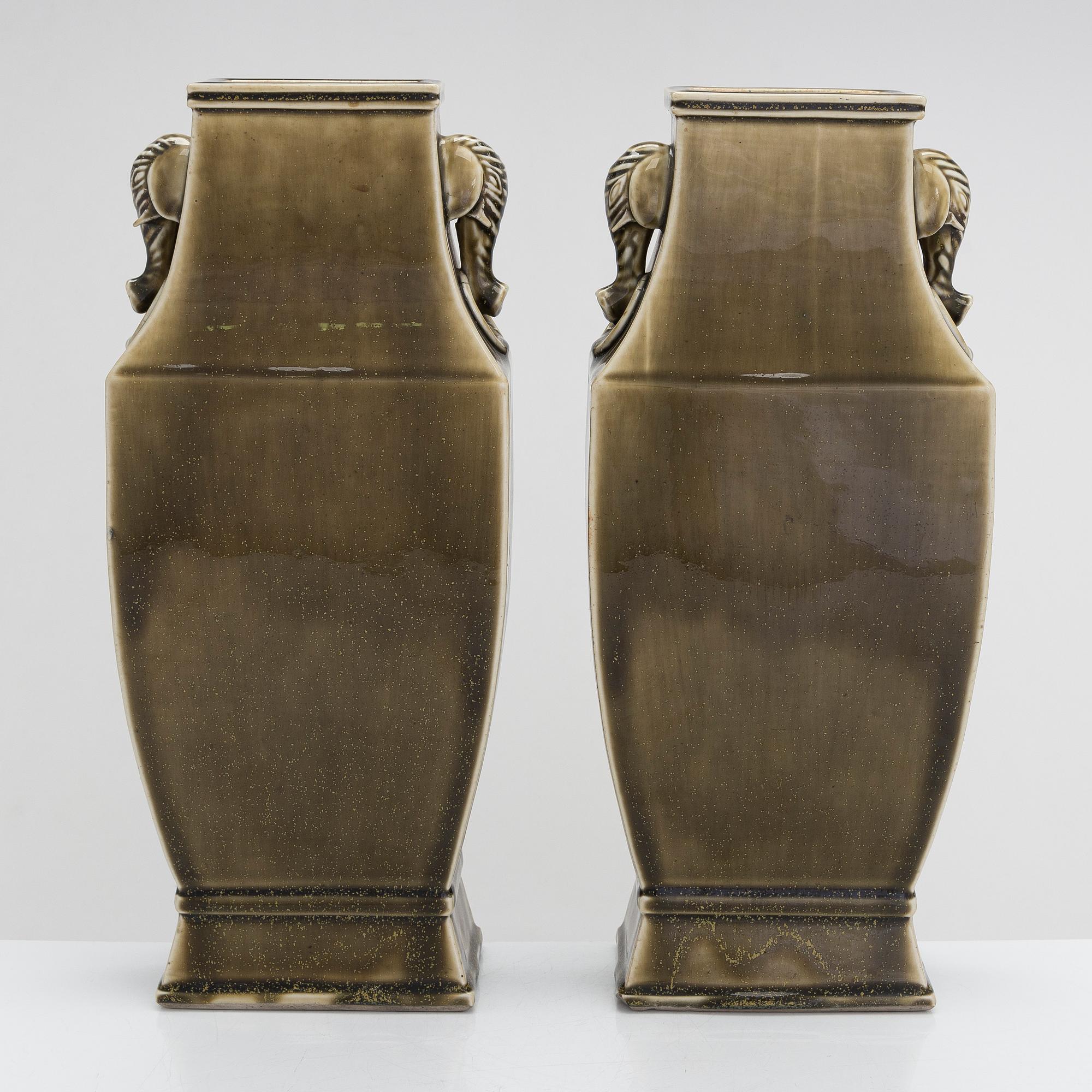 A pair of Chinese urns, first half of the 20th century.