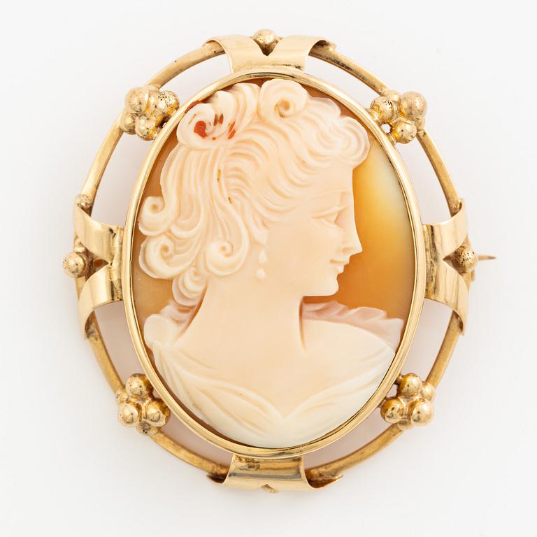 Brosch 18K guld med snäckskalscamé.