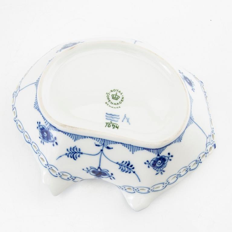 Service approximately 51 pieces "Musselmalet" Royal Copenhagen Denmark porcelain, late 20th century.