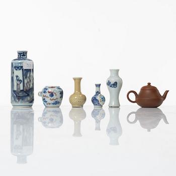 Miniatyrer, sex stycken, porslin och lergods, delvis Qingdynastin.