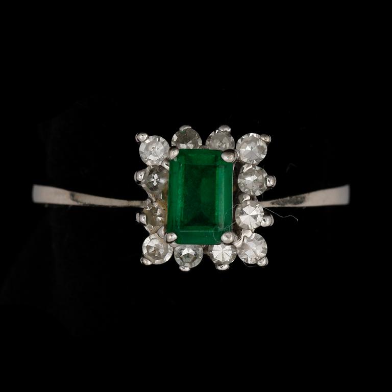 RING, 14k vitguld med smaragd ca6x4mm och diamanter. 2000-tal. Vikt 3,3g.