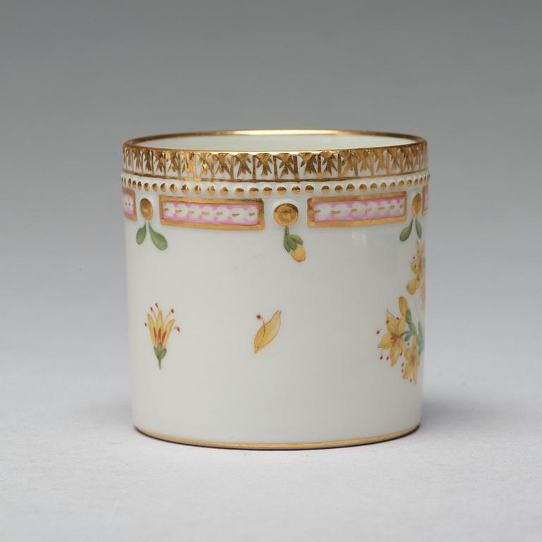 KAFFEKOPPAR med FAT, åtta stycken, porslin. "Flora Danica", Royal Copenhagen, Danmark.