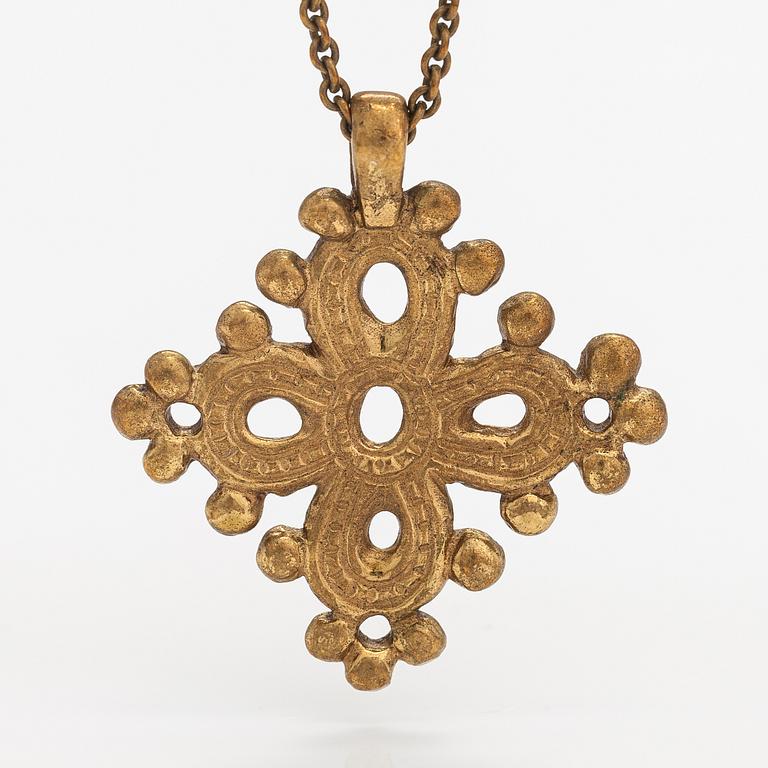 Halsband, brons. Kalevala Koru, Helsingfors.