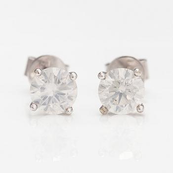 A pair of 18K white gold earrings with diamonds ca. 1.02 ct in total. AIG certificate.