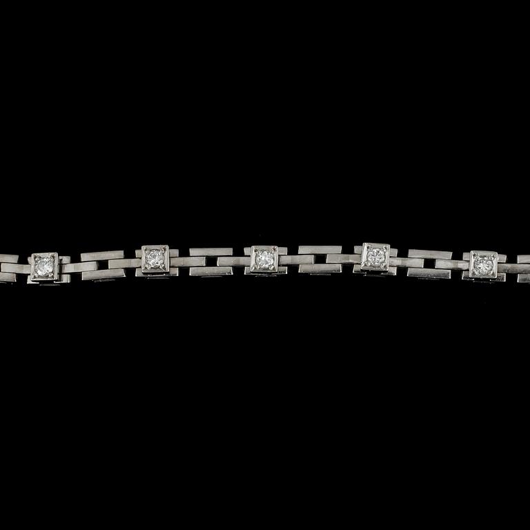 ARMBAND, 18k vitguld med 5 briljantslipade diamanter, tot ca 0,15 ct. Vikt ca 11,8 gram.