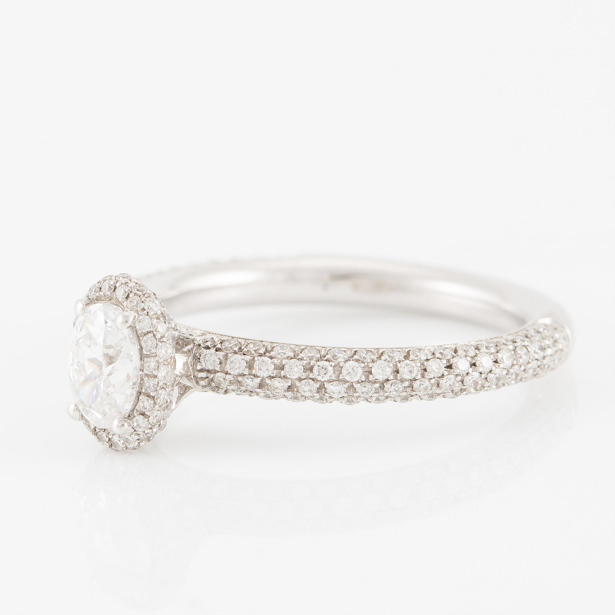 Ring 18K vitguld med ovalslipad diamant ca 0.47 carat.