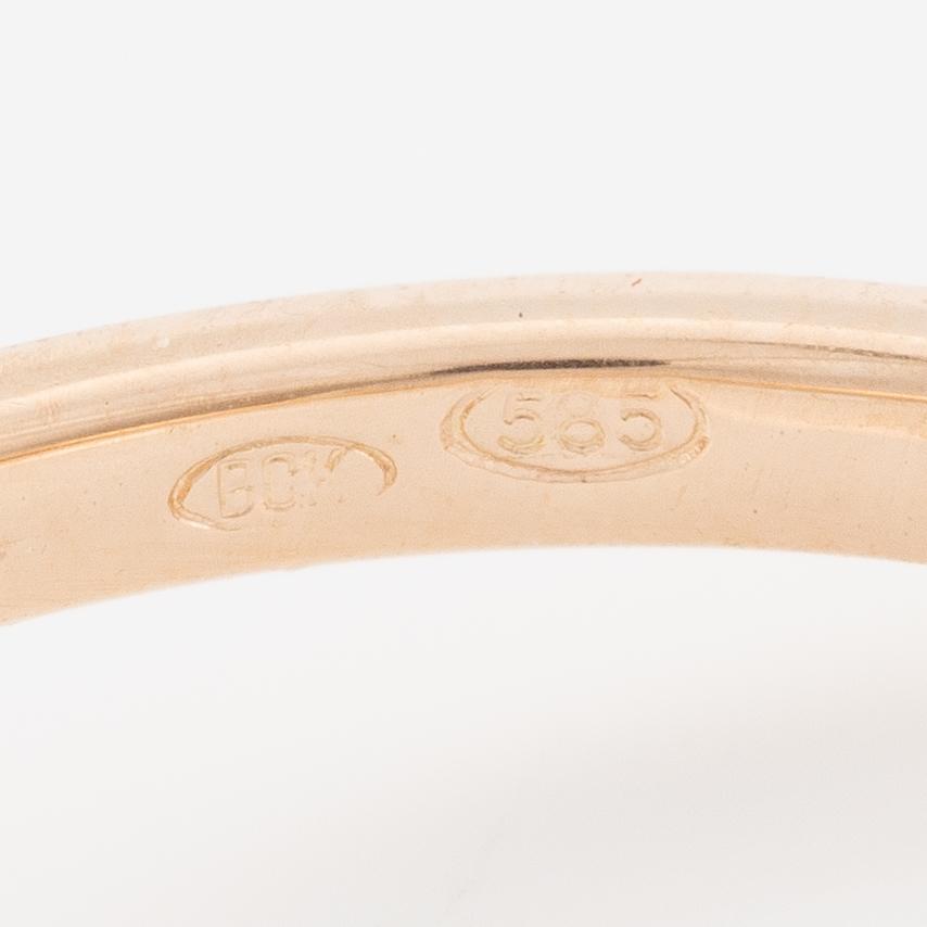 Ring 14K gold with yellow sapphire and brilliant-cut diamonds.