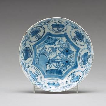 A set of four blue and white kraak dishes and a serving dish, Ming dynasty, Wanli (1572-1620).