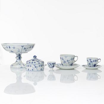Kaffe- och teservis, 30 delar, porslin, "Musselmalet", Royal Copenhagen, Danmark.