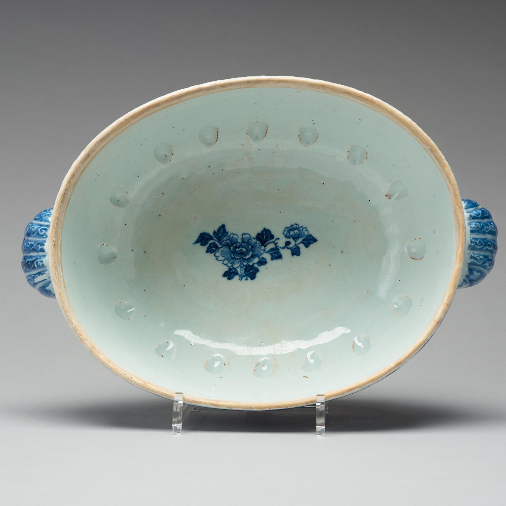 A blue and white tureen with cover, Qing dynasty, Qianlong (1736-95).