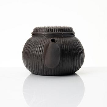 A Chinese yixing 'basket' teapot, 1990s.