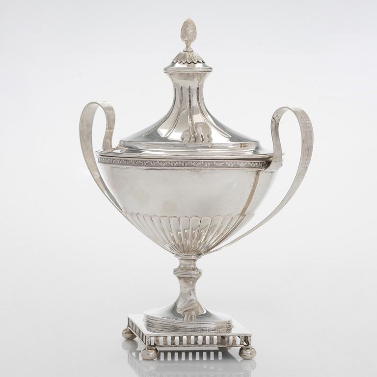 Sockerskål och sockersked, silver, Gustaviansk stil, GAB, Stockholm 1918 och Erik Linderoth, Motala 1915.