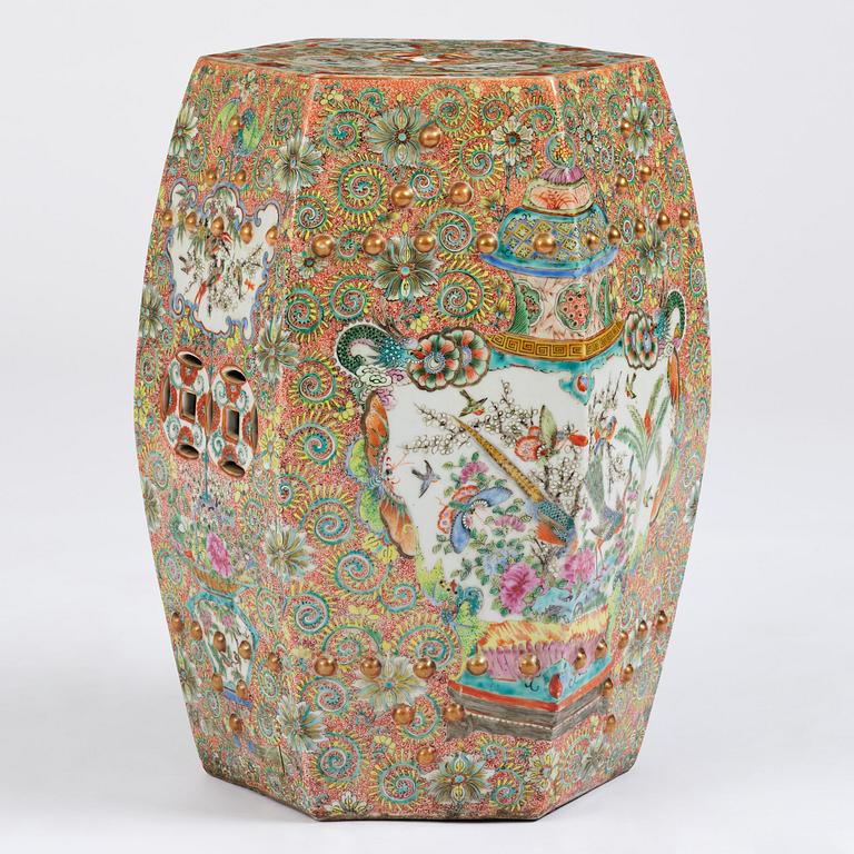 A Chinese Canton porcelain garden seat, around 1900.