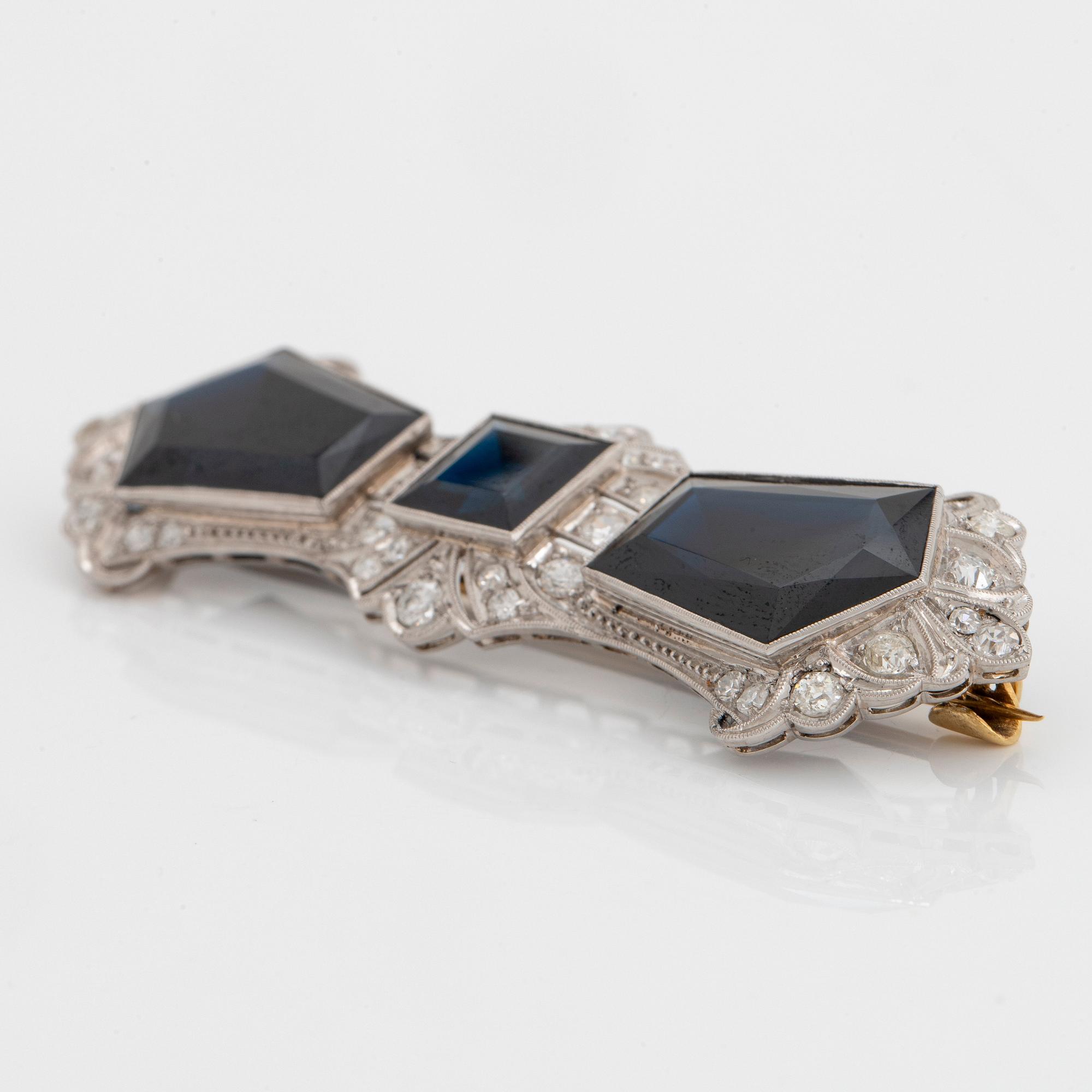 Brosch 18K guld med safirer totalvikt ca 40.00 ct samt gammal- och åttkantslipade diamanter.