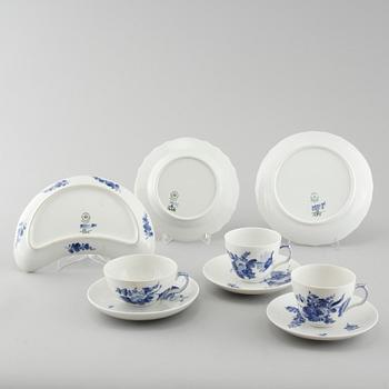 36 pieces of "Blå Blomst" porcelain from Royal Copenhagen, 20th century.