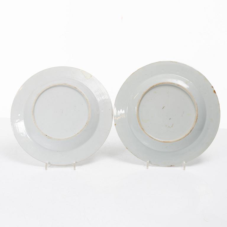 Tallrikar, åtta stycken, bl.a. Kanton, porslin. Qingdynastin, 17/1800-tal.