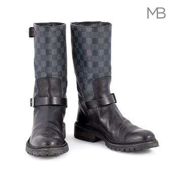 206. LOUIS VUITTON, a pair of black leather and damier noir men´s boots, size 8.