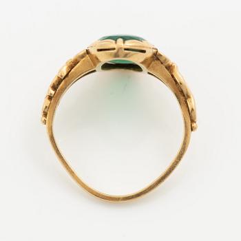 Ring 18K guld med grön sten.