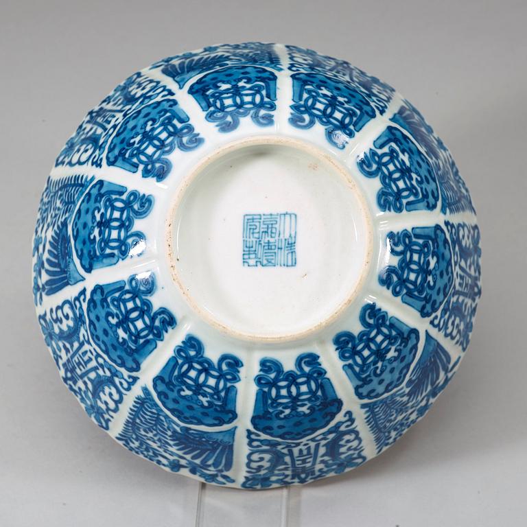 A blue and white lotus bowl, late Qing dynasty (1644-1912) with Jiaqing seal mark.