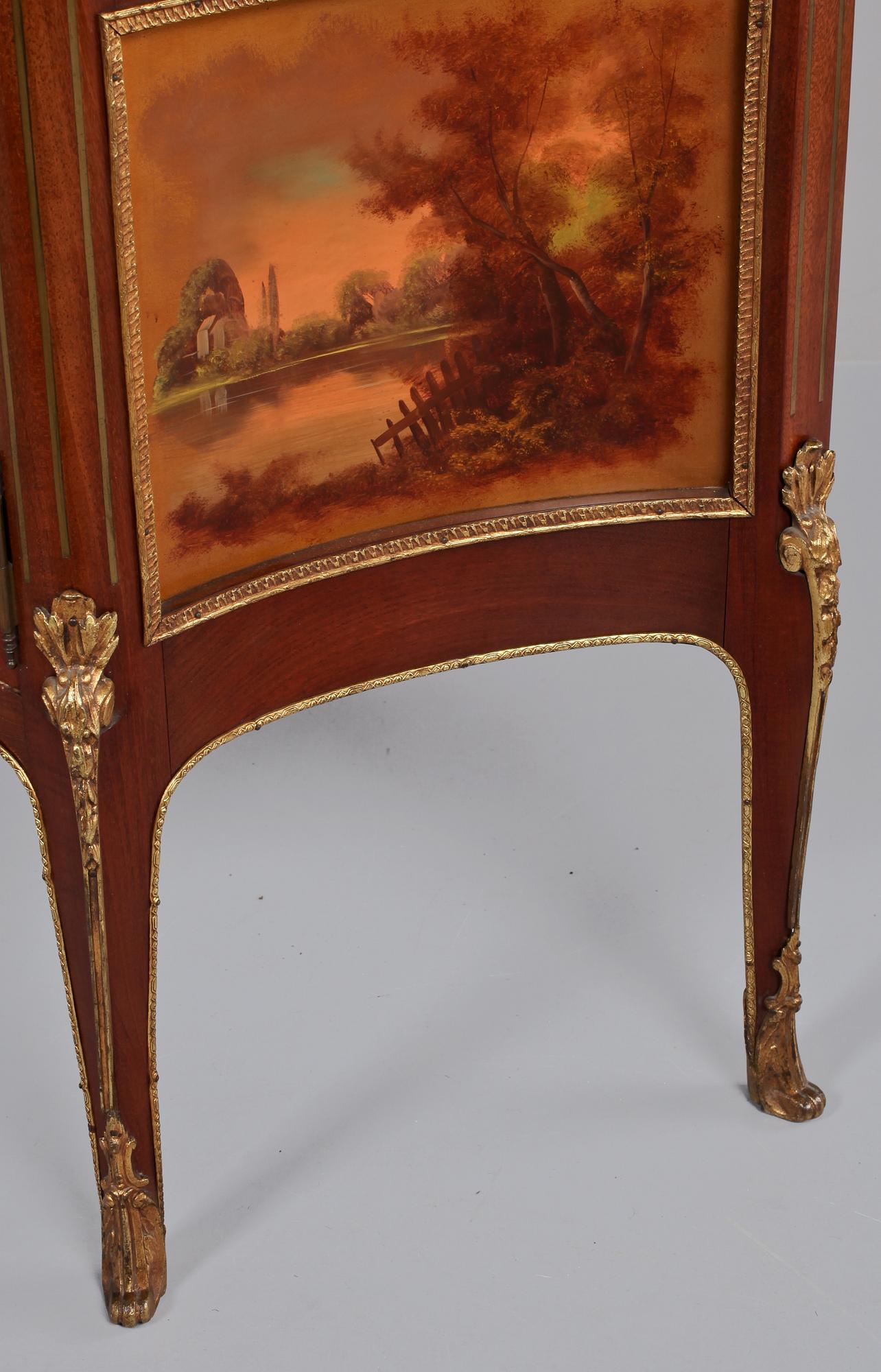 VITRINSKÅP, Louis XVI-stil, omkring 1900-talet mitt.