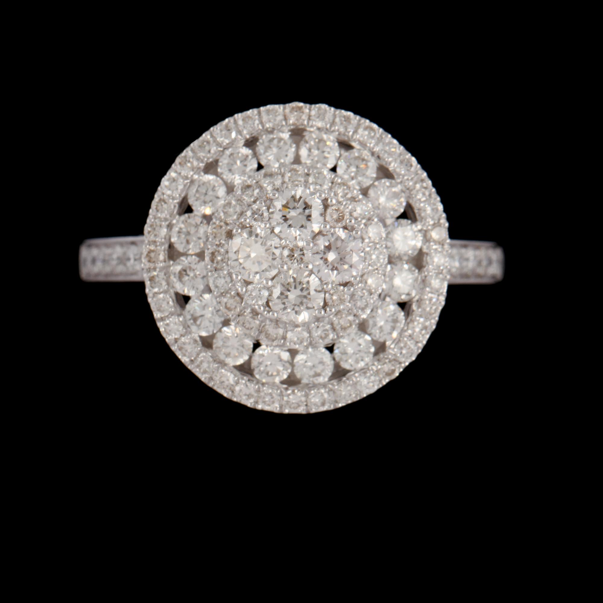 RING, 18k vitguld med 93 briljantslipade diamanter, totalt 1.36 ct. Vikt 5 g.