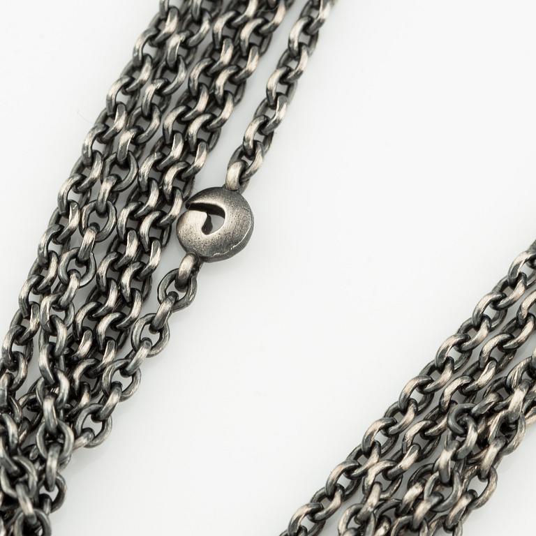 A clasp in 18K white gold with two Ole Lynggaard silver necklaces.