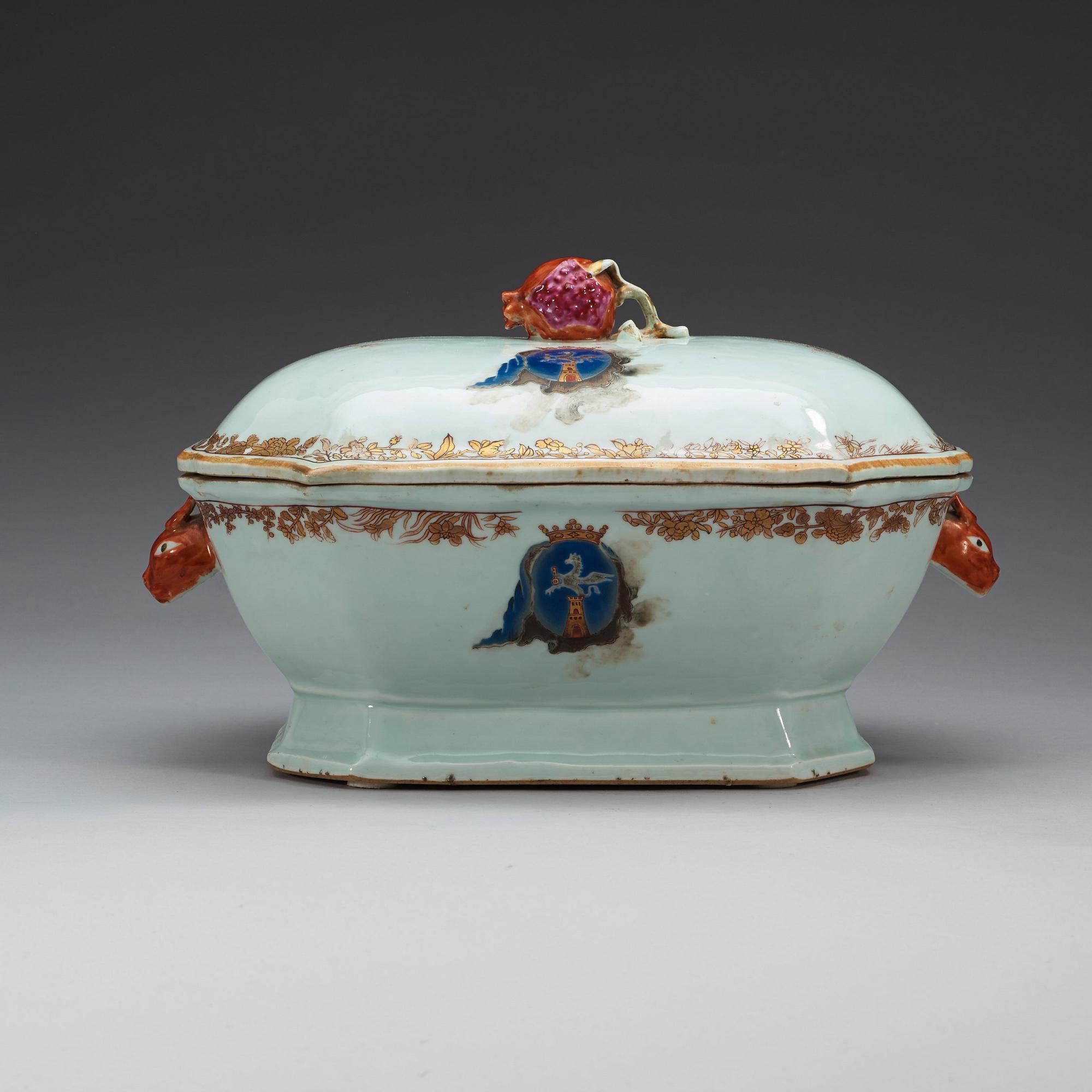 TERRIN med LOCK samt FAT, vapenporslin. Qing dynastin, Qianlong (1736-95).