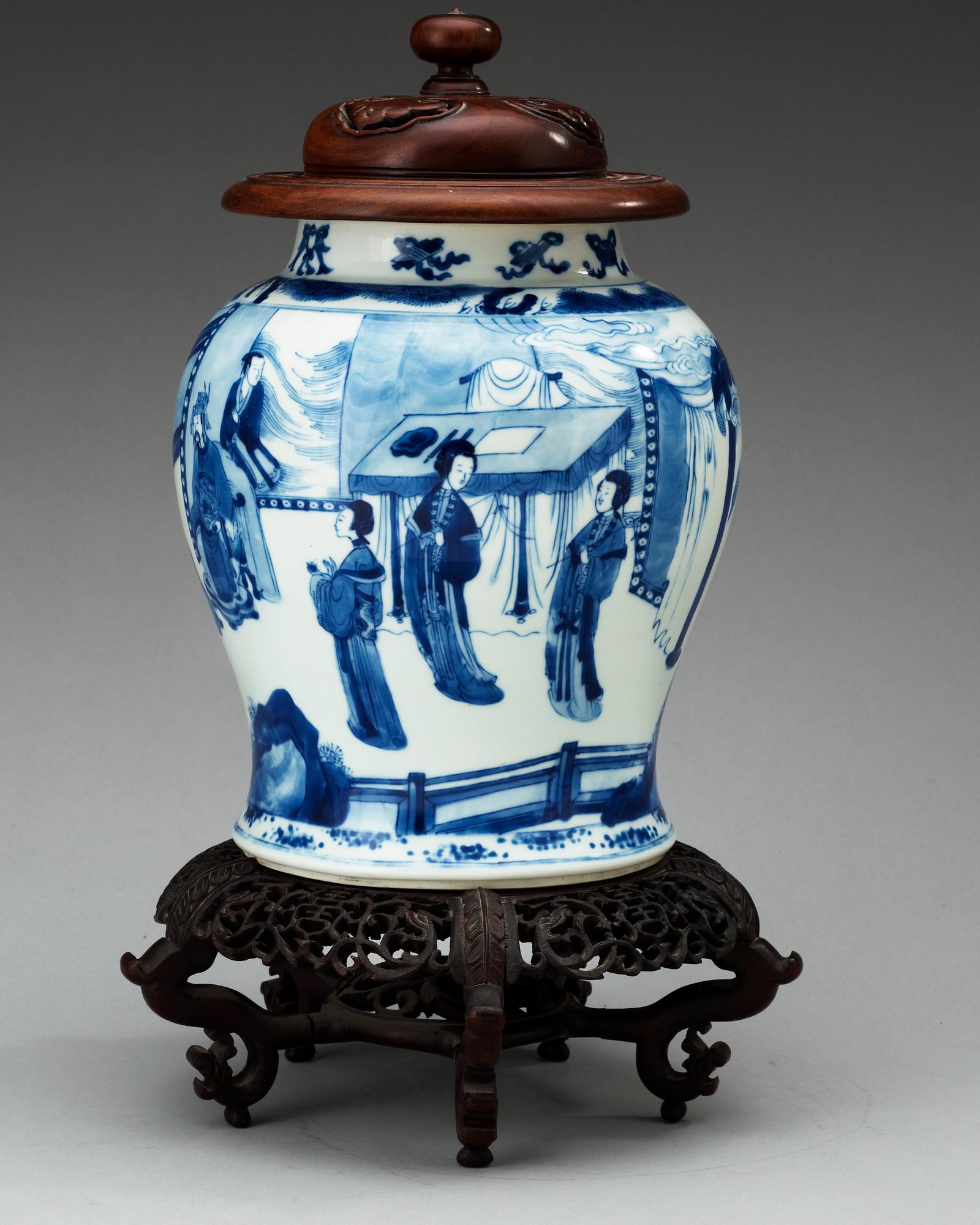 A blue and white jar, Qing dynasty, Kangxi (1662-1722).