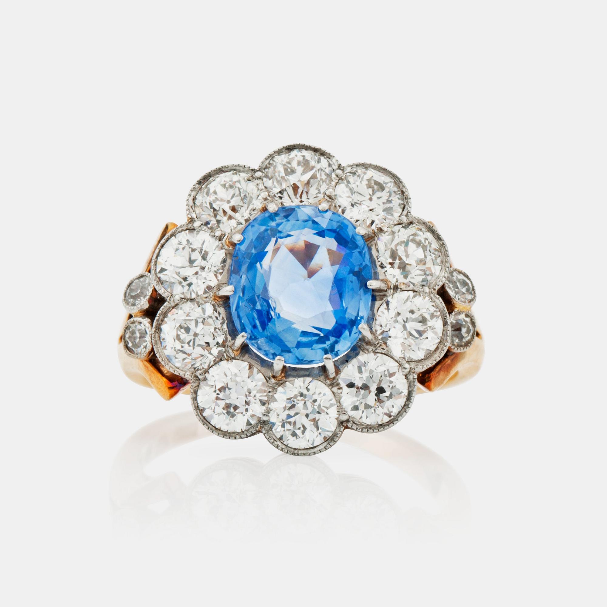 RING med Ceylonsafir ca 3.00 ct samt gammalslipade diamanter totalt ca 2.50 ct.  Hugo Strömdahl 1959.