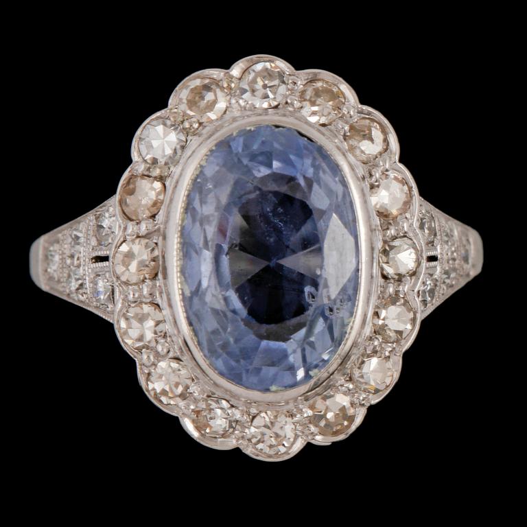 RING, platina med fasettslipad syntetisk safir, stämplad ALDFF, Göteborg, 1941. Vikt 4 g.