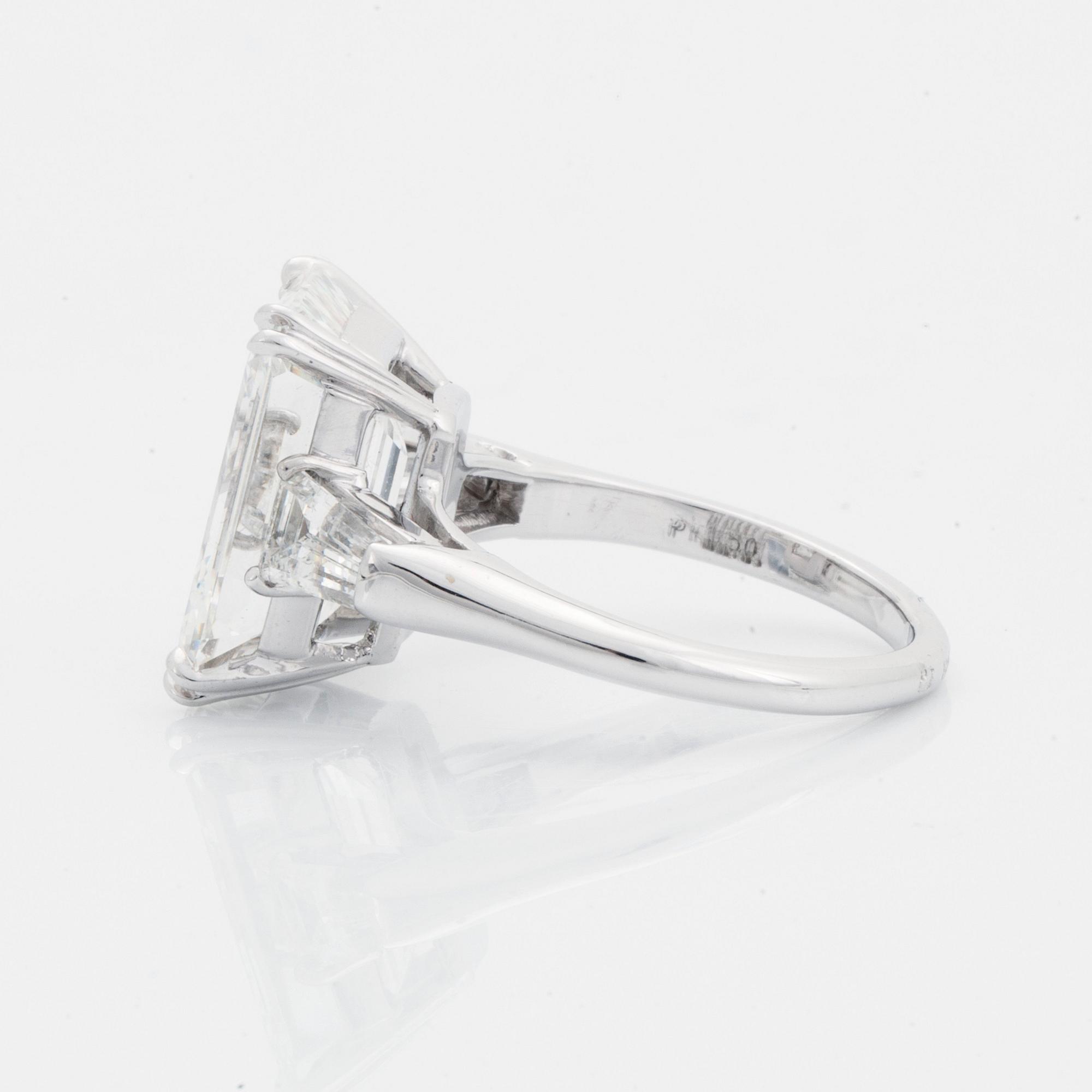 Ring platina med en smaragdslipad diamant.