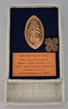 SMYCKEN , 2 st, brons, museikopior, 1000-talet e Kr. Finland 1900-talets andra hälft.