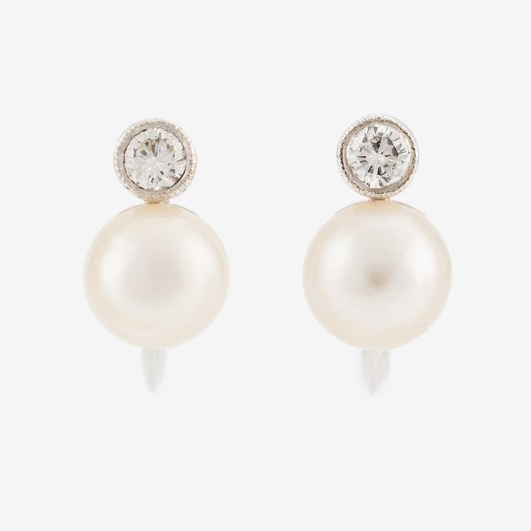 A pair of earrings in 18K gold with cultured pearls and round brilliant-cut diamonds.