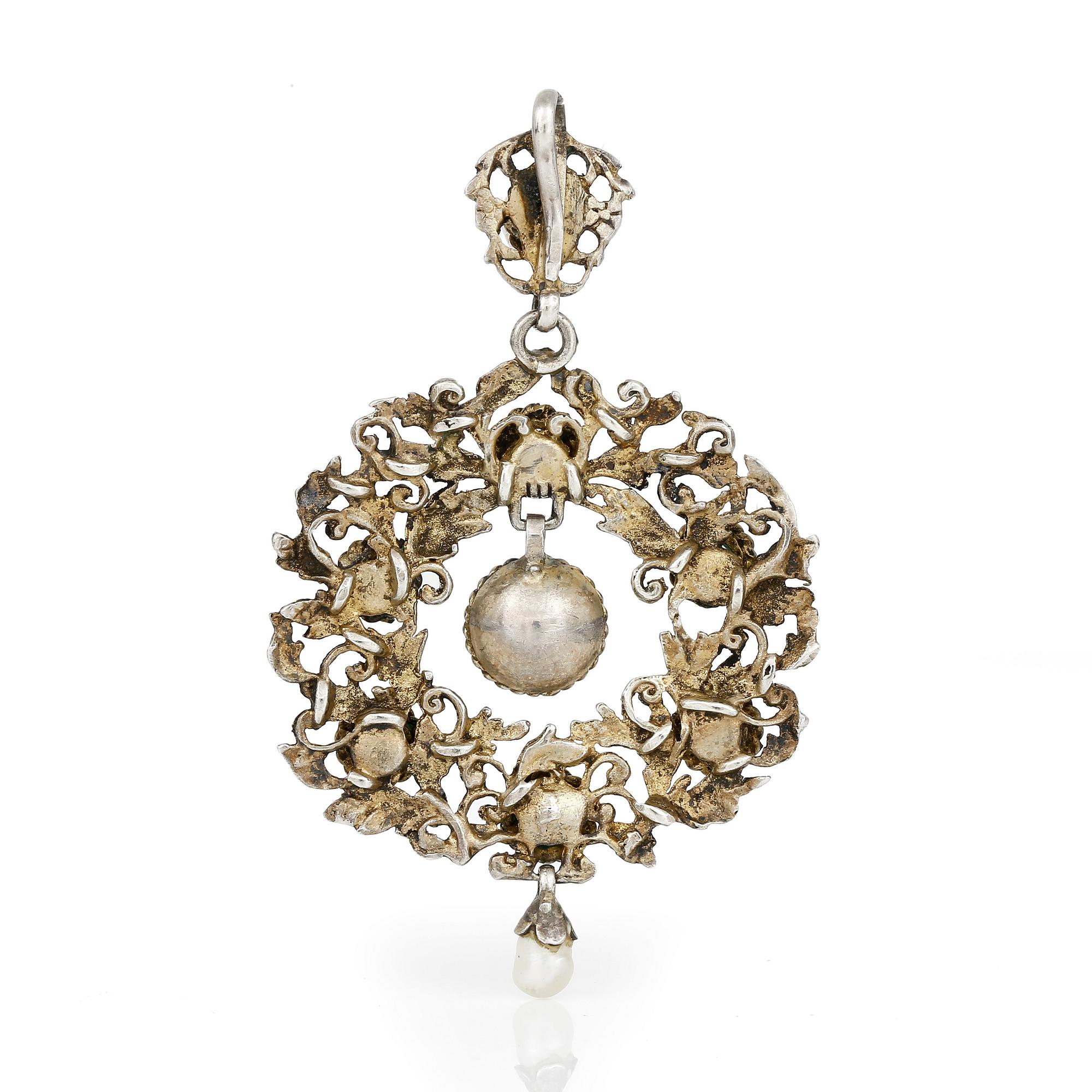 HÄNGE, besatt med sötvattenspärlor och gröna fasettslipade stenar, omkring sekelskiftet 1900.