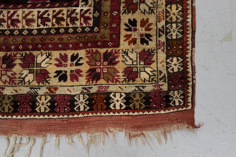 Matta, antik Avanos, ca 180 x 136 cm (samt 5 resp. 6 cm slätväv på vardera kortsida).