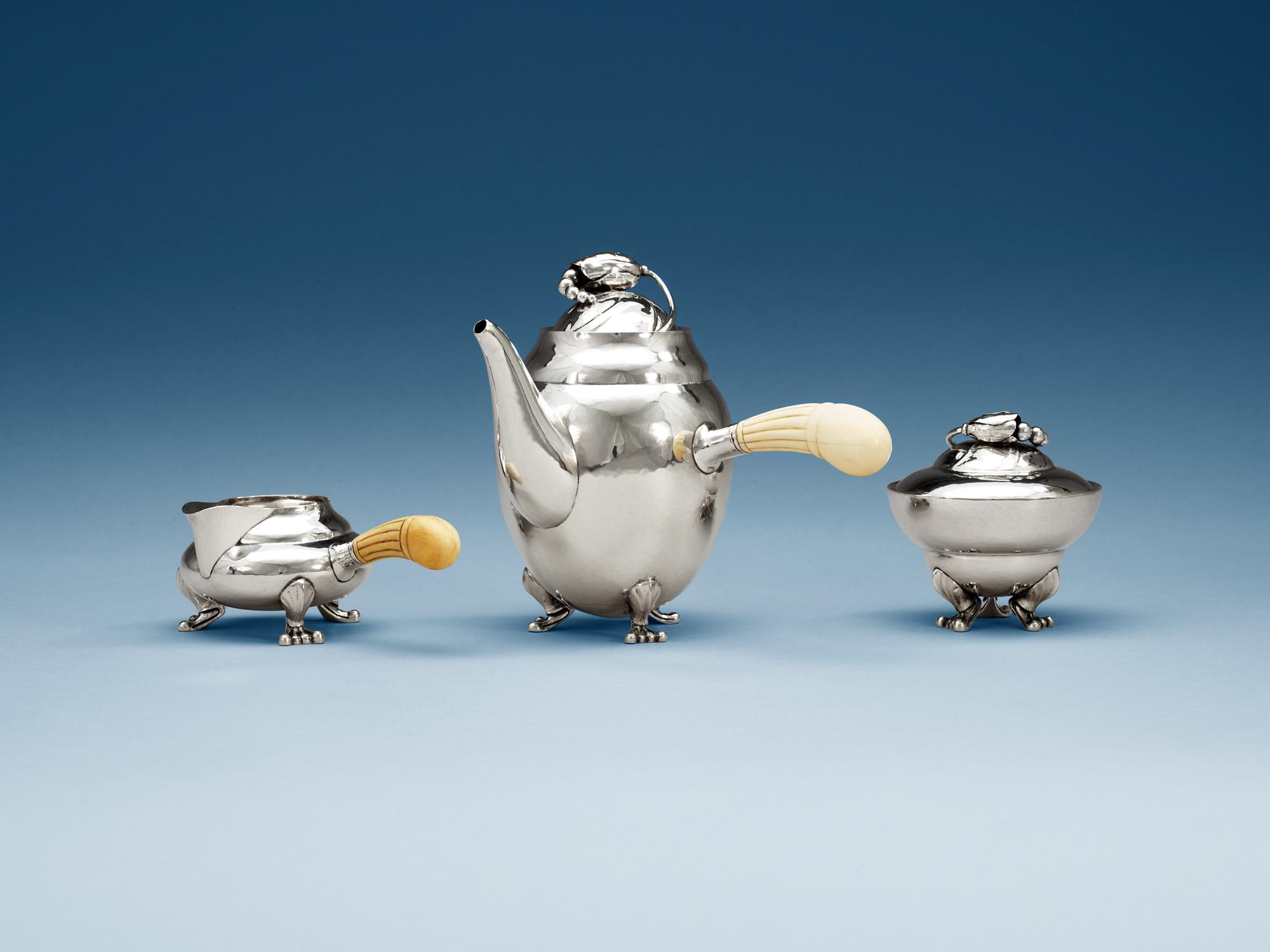 GEORG JENSEN, moccaservis tre delar "Magnolia/Blossom", Köpenhamn 1918-20,