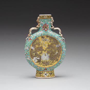 A famille rose dragon moon flask, Qing dynasty 19th century.