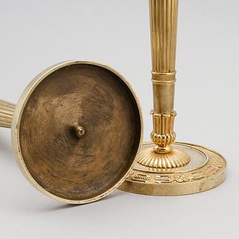 LJUSSTAKAR, 1 par, förgylld brons, empire, 1800-talets första hälft.